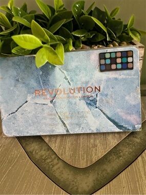 Makeup Revolution Eyeshadow Palette London Forever Flawless Ice, 18 Shades New